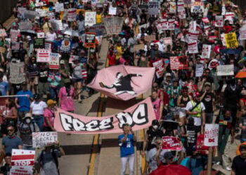 Miles de manifestantes marchan en Washington, DC durante el "Todos somos DC: una marcha nacional" el 6 de septiembre de 2025.