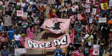 Miles de manifestantes marchan en Washington, DC durante el "Todos somos DC: una marcha nacional" el 6 de septiembre de 2025.
