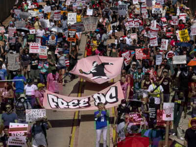Miles de manifestantes marchan en Washington, DC durante el "Todos somos DC: una marcha nacional" el 6 de septiembre de 2025.