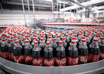 Coca-Cola informa ganancias más altas en el tercer trimestre, las acciones suben más del 4 por ciento