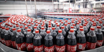 Coca-Cola informa ganancias más altas en el tercer trimestre, las acciones suben más del 4 por ciento