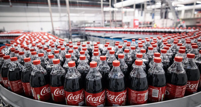Coca-Cola informa ganancias más altas en el tercer trimestre, las acciones suben más del 4 por ciento