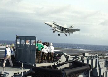 Un avión de combate despegando de la cubierta de un portaaviones.