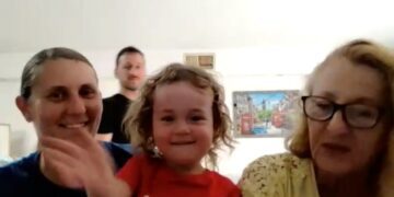 Una mujer con una camisa azul que saluda, una niña con una camisa roja sonriendo, un hombre y una mujer con gafas.