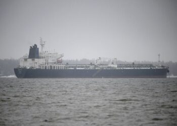 El petrolero Eagle S anclado cerca del puerto de Kilpilahti.