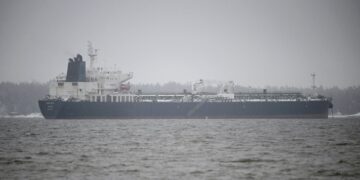 El petrolero Eagle S anclado cerca del puerto de Kilpilahti.