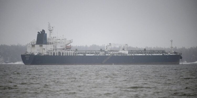 El petrolero Eagle S anclado cerca del puerto de Kilpilahti.