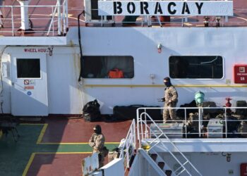 Soldados franceses a bordo del petrolero Boracay, parte de Rusia "Flota de sombras."
