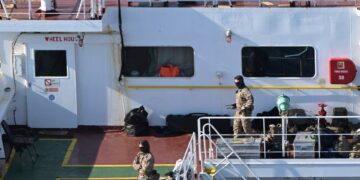 Soldados franceses a bordo del petrolero Boracay, parte de Rusia "Flota de sombras."