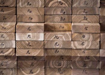 Tablones de cedro apilados en un almacén de madera de Montreal el 25 de abril de 2017. (The Canadian Press/Paul Chiasson)