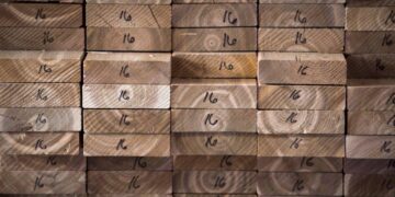 Tablones de cedro apilados en un almacén de madera de Montreal el 25 de abril de 2017. (The Canadian Press/Paul Chiasson)