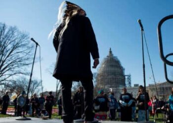 El Jefe Arvol Looking Horse, de la tribu Sioux, ofrece una oración durante el mitin frente a la Corte Suprema de los Estados Unidos en el frente este del Capitolio de los Estados Unidos, el 7 de diciembre de 2015.