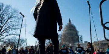 El Jefe Arvol Looking Horse, de la tribu Sioux, ofrece una oración durante el mitin frente a la Corte Suprema de los Estados Unidos en el frente este del Capitolio de los Estados Unidos, el 7 de diciembre de 2015.