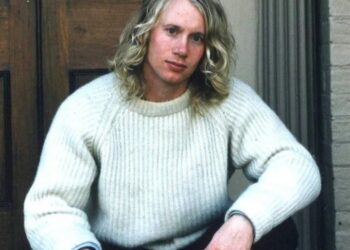 El pistolero australiano Martin Bryant sentado en su puerta.