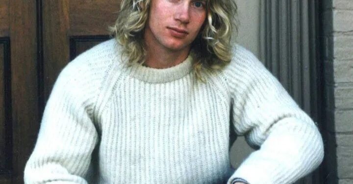 El pistolero australiano Martin Bryant sentado en su puerta.