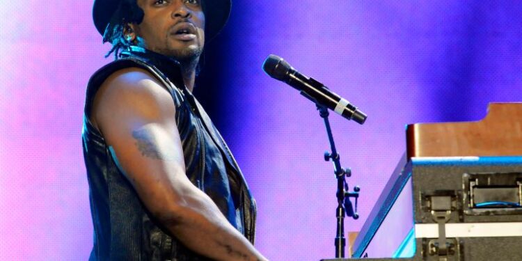 Novia e hijos del cantante D'Angelo.