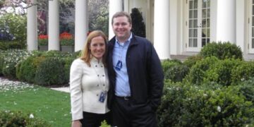 Conozca a la presentadora de MSNBC, Jen Psaki, esposo, Gregory Mecher