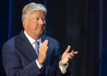 Ex pastor de la iglesia Gateway, Robert Morris, esposa e hijos