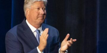 Ex pastor de la iglesia Gateway, Robert Morris, esposa e hijos