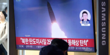 Corea del Norte prueba misiles balísticos antes de la gira de Trump por Asia