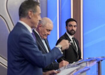 Cuomo bajo fuego por comentarios islamófobos mientras campaña elimina anuncio racista de IA