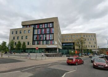 ¿Quién es el sospechoso de apuñalar a Bradford College, David Noutch?