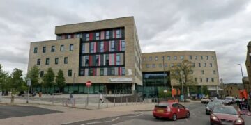 ¿Quién es el sospechoso de apuñalar a Bradford College, David Noutch?