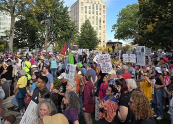 Desde jueces hasta periodistas, los habitantes de Wisconsin participan en las protestas contra No Kings