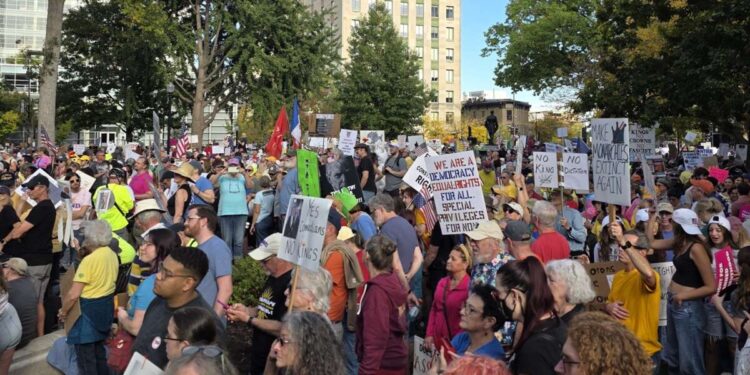 Desde jueces hasta periodistas, los habitantes de Wisconsin participan en las protestas contra No Kings