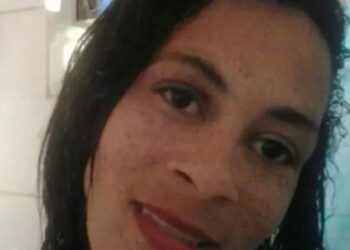 Un collage de imágenes que contiene 1 imágenes. La imagen 1 muestra a Caline Arruda dos Santos, 37 años.