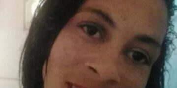 Un collage de imágenes que contiene 1 imágenes. La imagen 1 muestra a Caline Arruda dos Santos, 37 años.