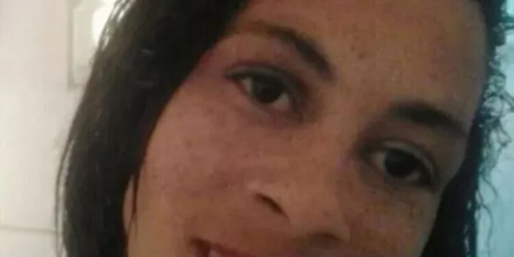 Un collage de imágenes que contiene 1 imágenes. La imagen 1 muestra a Caline Arruda dos Santos, 37 años.