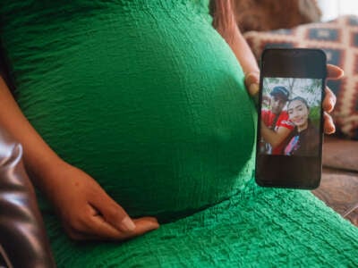 Una mujer embarazada en Dallas, Texas, muestra una fotografía de ella y su pareja, que recientemente fue detenida por la aplicación de inmigración y aduana (ICE) de Estados Unidos durante un registro, el 20 de marzo de 2025.