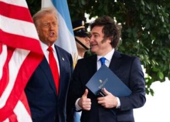 El presidente estadounidense, Donald Trump, saluda al presidente de Argentina, Javier Milei, cuando llega al ala oeste de la Casa Blanca el martes 14 de octubre de 2025.