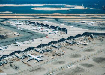 Dos muertos después de que un avión se saliera de la pista y se estrellara contra un coche antes de caer al mar en el aeropuerto de Hong Kong
