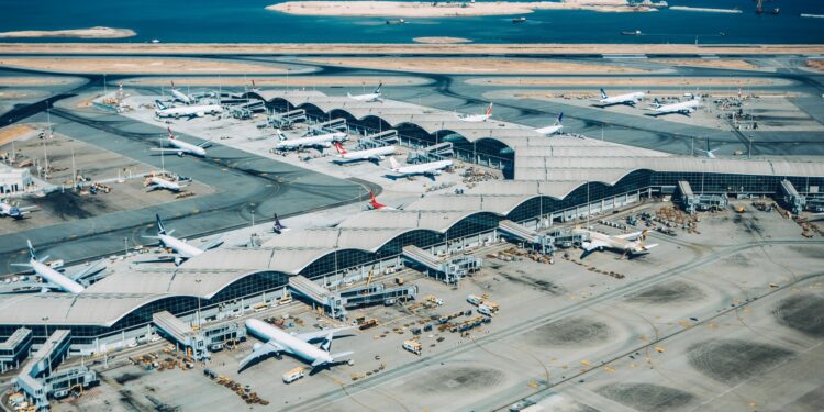 Dos muertos después de que un avión se saliera de la pista y se estrellara contra un coche antes de caer al mar en el aeropuerto de Hong Kong