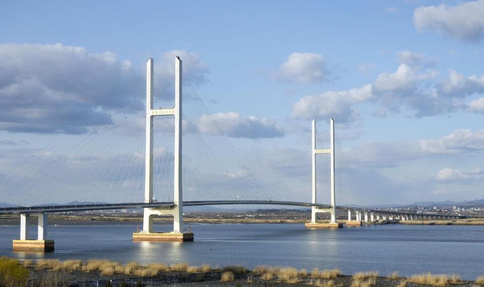 El nuevo puente sobre el río Yalu que une Dandong, China y Sinuiju, Corea del Norte.
