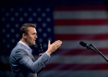 Charlie Kirk, quien fundó Turning Point USA, habla antes de la llegada del ex presidente Donald Trump durante una conferencia de la Cumbre de Creyentes de Turning Point USA en el Centro de Convenciones de Palm Beach el 26 de julio de 2024, en West Palm Beach, Florida.