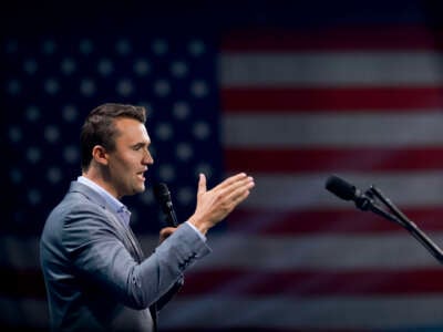 Charlie Kirk, quien fundó Turning Point USA, habla antes de la llegada del ex presidente Donald Trump durante una conferencia de la Cumbre de Creyentes de Turning Point USA en el Centro de Convenciones de Palm Beach el 26 de julio de 2024, en West Palm Beach, Florida.