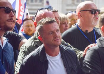 Tommy Robinson entre una multitud en el "Une el reino" Marcha en Westminster.