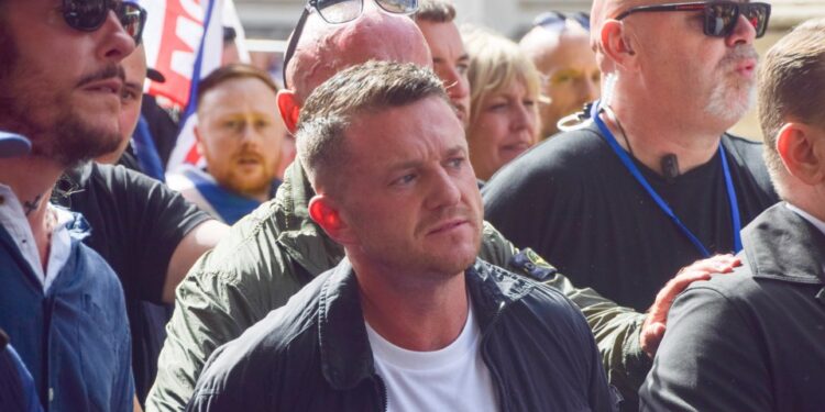 Tommy Robinson entre una multitud en el "Une el reino" Marcha en Westminster.