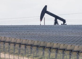 El administrador de Trump permite permisos de petróleo y gas, congela las energías renovables en el cierre