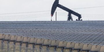 El administrador de Trump permite permisos de petróleo y gas, congela las energías renovables en el cierre