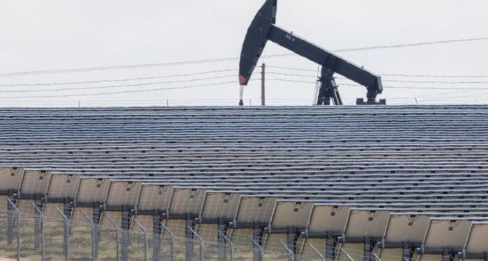 El administrador de Trump permite permisos de petróleo y gas, congela las energías renovables en el cierre