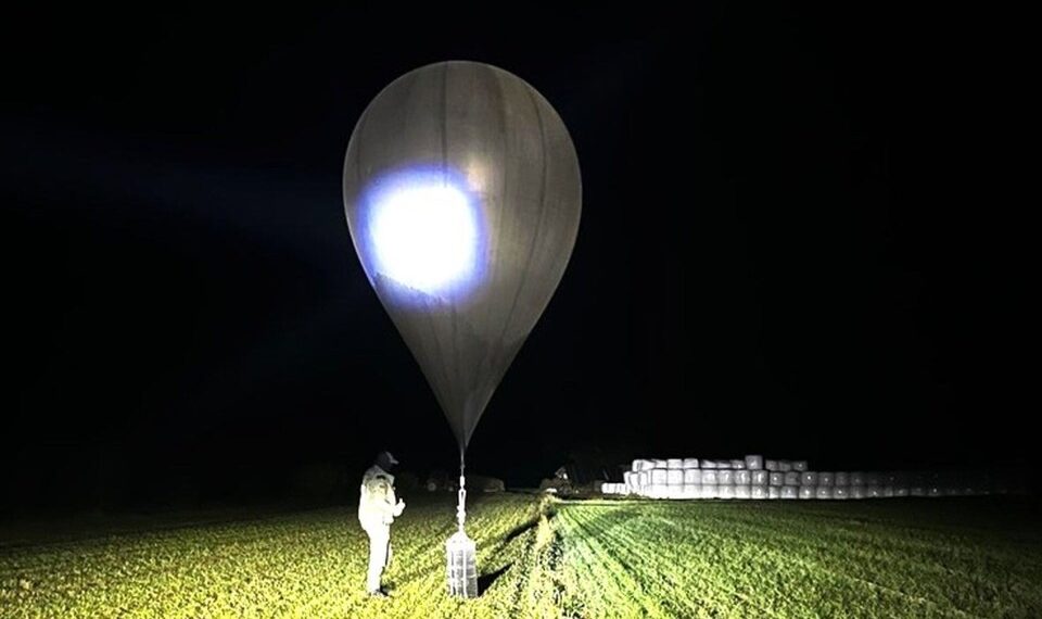 Un oficial que inspecciona un globo solía transportar cigarrillos.