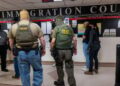 Los agentes federales, incluidos los miembros de ICE, patrullan los pasillos del Tribunal de Inmigración en la ciudad de Nueva York.