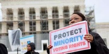 Los votantes negros de Luisiana y los defensores de los derechos civiles piden a la Corte Suprema que defienda un mapa del Congreso justo y representativo en Luisiana contra Callais en la Corte Suprema de los Estados Unidos el 24 de marzo de 2025, en Washington, DC.