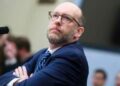 Russell Vought, luego director de la Oficina de Administración y Presupuesto, llega para testificar durante la audiencia del Comité de Presupuesto de la Cámara sobre