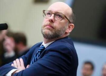 Russell Vought, luego director de la Oficina de Administración y Presupuesto, llega para testificar durante la audiencia del Comité de Presupuesto de la Cámara sobre