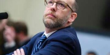 Russell Vought, luego director de la Oficina de Administración y Presupuesto, llega para testificar durante la audiencia del Comité de Presupuesto de la Cámara sobre